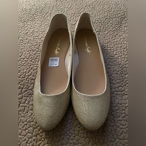 Brand new size 9 gold sparkle flat shoes.